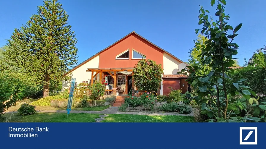 Blick vom Garten - Haus kaufen in Dolgen am See - Ihr Ferienhaus kurz vor der Ostsee...