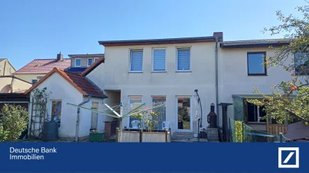 Blick vom Garten zum Haus - Haus kaufen in Bützow - Geräumiges Ein-/Zweifamilienhaus in Bützow