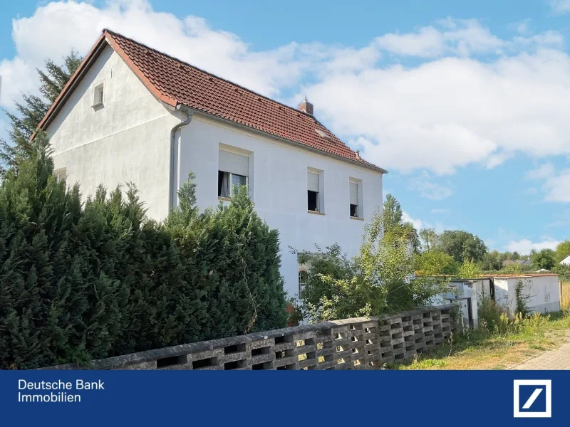 Straßenfront - Haus kaufen in Beetzsee - Freistehendes Einfamilienhaus mit Garage und Nebengebäude 