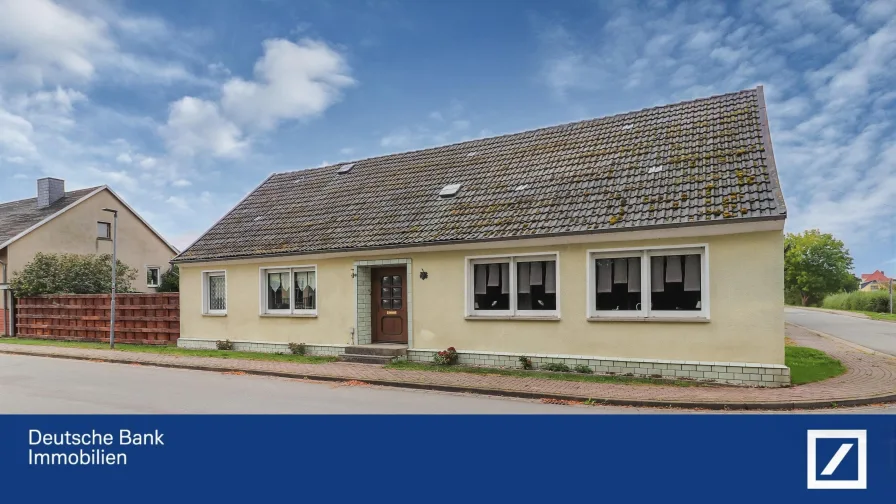 Straßenansicht - Haus kaufen in Klötze - Idyllisches Einfamilienhaus mit großzügigem Grundstück und rustikaler Scheune