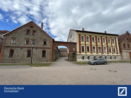 Frontansicht - Haus kaufen in Groß Santersleben - Denkmalgeschützte Kapitalanlage mit dem gewissen Charme!