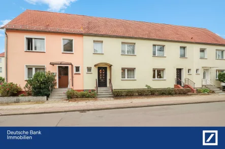 Straßenanasicht - Haus kaufen in Stendal - Gemütliches Reihenmittelhaus mit sonnigen Garten in Stendal!