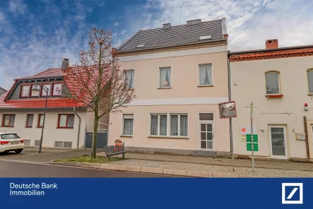 Straßenansicht - Haus kaufen in Parey - Saniertes Zweifamilienhaus in Parey