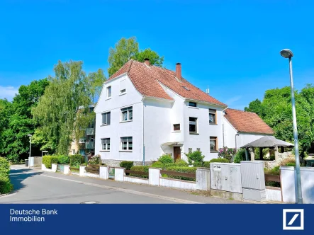 Straßenansicht - Haus kaufen in Detmold - Solides Dreifamilienhaus in stadtnaher Lage! Für Eigennutzer oder Kapitalanleger geeignet!