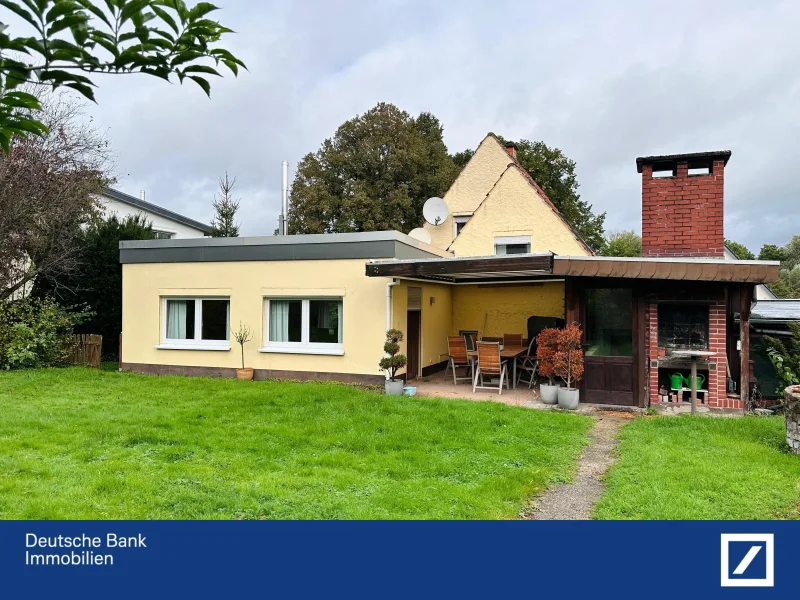 Außenansicht (Gartenansicht) - Haus kaufen in Detmold - Ein charmantes EFH in familiärer Umgebung und guter Nachbarschaft? Hier lässt es sich verwirklichen!