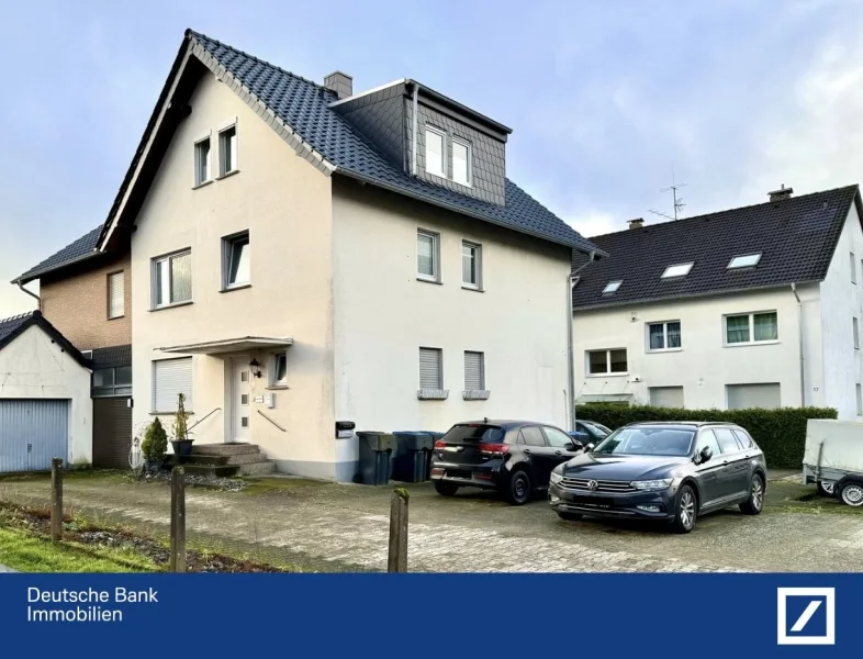 Außenansicht (Straßenseite) - Haus kaufen in Oerlinghausen - Vielseitiges Mehrfamilienhaus mit Potenzial