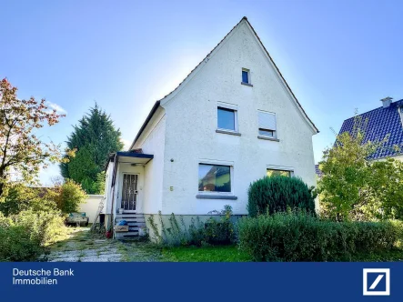 Außenansicht (Straßenansicht) - Haus kaufen in Detmold - Sie suchen Platz für die ganze Familie und Ihre Ideen? Willkommen in Ihrem neuen Zuhause in Detmold!