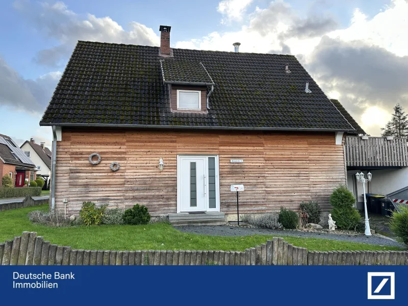 Außenansicht (Straßenseite) - Haus kaufen in Barntrup - Ihr neues Zuhause: Gemütliches Einfamilienhaus mit Panoramablick, großem Garten und Pool!