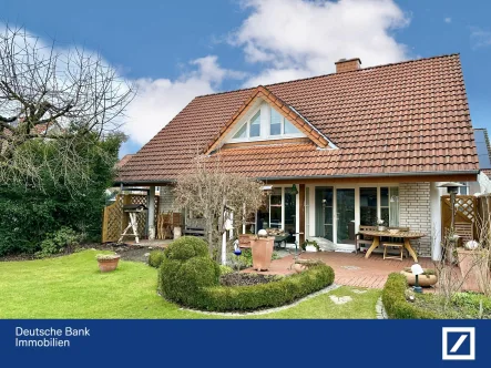 Außenansicht (Gartenseite) - Haus kaufen in Detmold - Ihr neues Zuhause in Detmold. Sogar der Garten spiegelt den besonderen Charme wider!