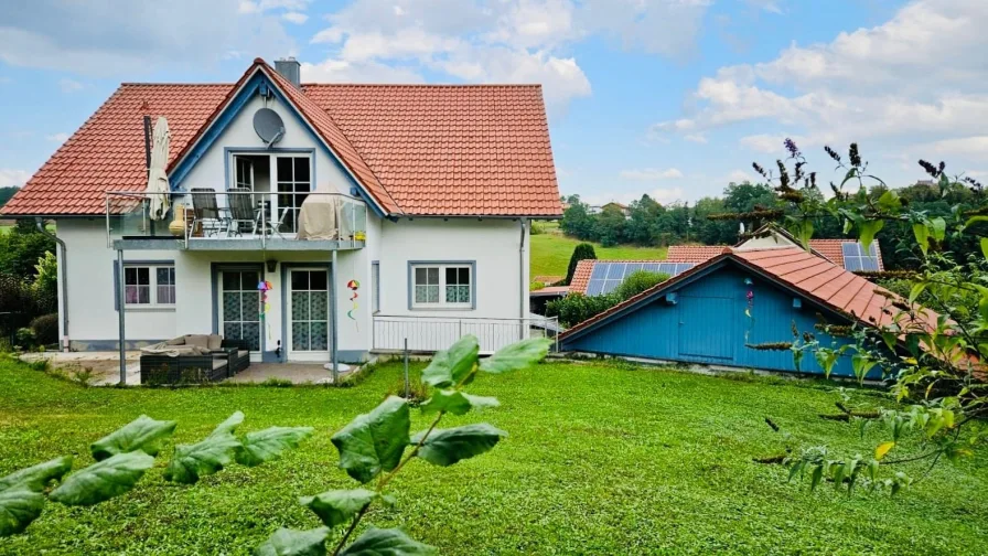 Aussenansicht - Haus kaufen in Moosthenning - Modernes Renditeobjekt mit drei Wohnungen, Carports, Geräteräumen und großem Garten