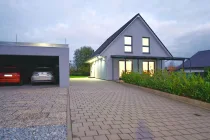 das Haus, Einfahrt und Garage