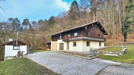 Außenansicht - Haus kaufen in Niederaichbach - renovierungsbedürftiges Bauernhaus - alleinstehend - direkt am Waldrand - großes Grundstück