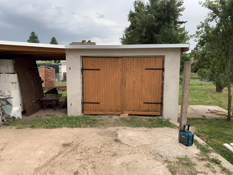 Garage mit Unterstand