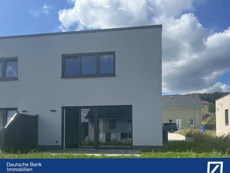 Ansicht Garten+Terrasse - Haus kaufen in Ilmenau - Einfamilienhaus zum sofortigen Einzug am Stadtrand von Ilmenau im Bauhausstil