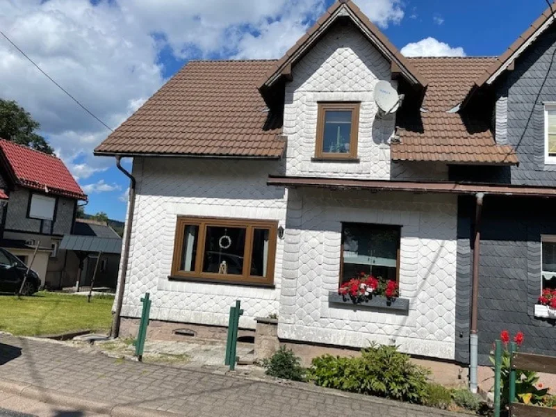 Hausansicht - Haus kaufen in Suhl - Solider Freundschaftspreis !!!!