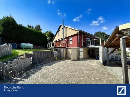 Hausfront - Haus kaufen in Georgenthal - Modernes Einfamilienhaus mit Photovoltaikanlage, Wallbox und Kaminöfen in naturnaher Lage 