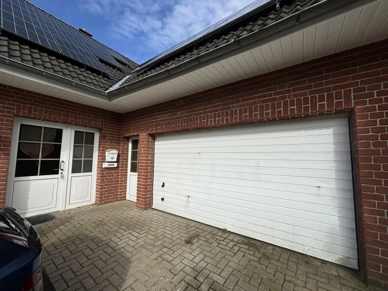 Eingang mit Garage