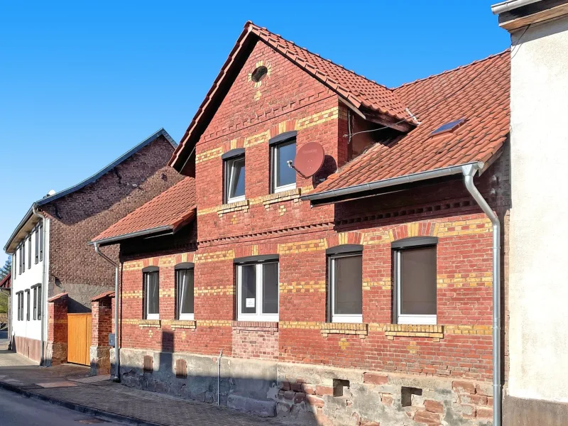 Haus Vorderansicht - Haus kaufen in Kyffhäuserland - Nicht wegschauen-es lohnt sich ! Für Heimwerker wird ein solides, ländl. Wohnambiente geboten.
