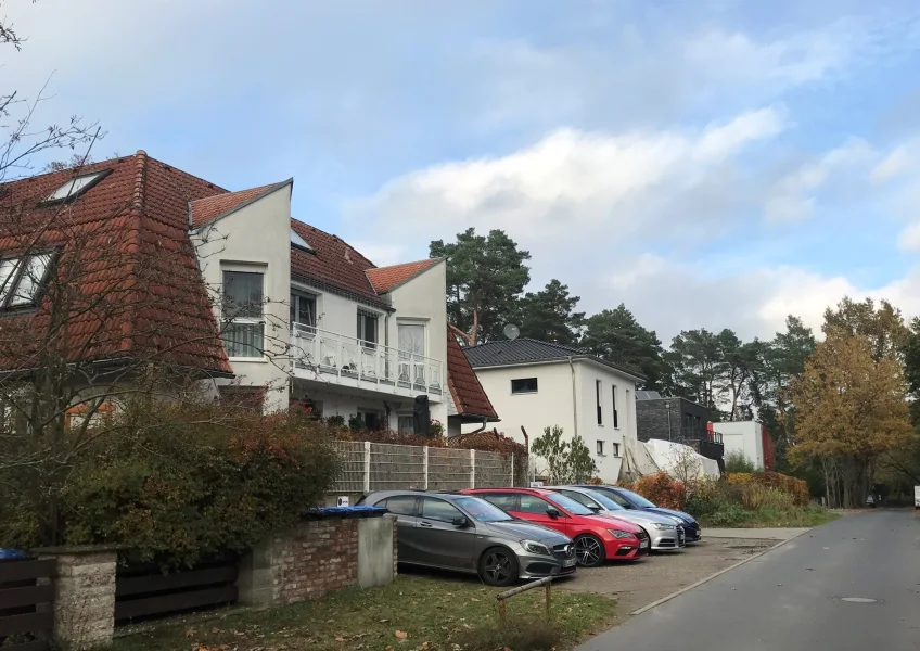 Blick von der Anliegerstraße - Wohnung kaufen in Schildow - Attraktive Kapitalanlage: Großzügige Maisonette-Wohnung in schöner "grüner" Wohnanlage