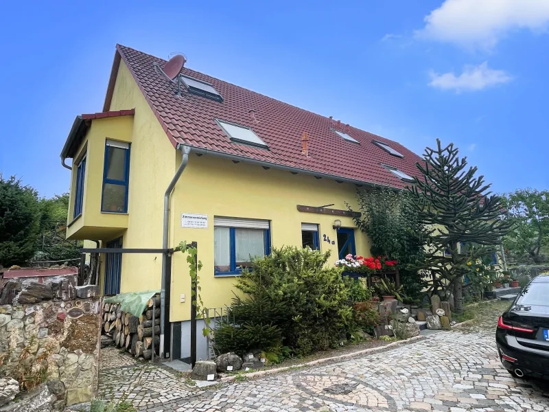 Haus Vorderansicht - Haus kaufen in Erfurt - Unweit vom Zentrum der Landeshauptstadt und dabei in ländlich anmutender Siedlung wohnen !