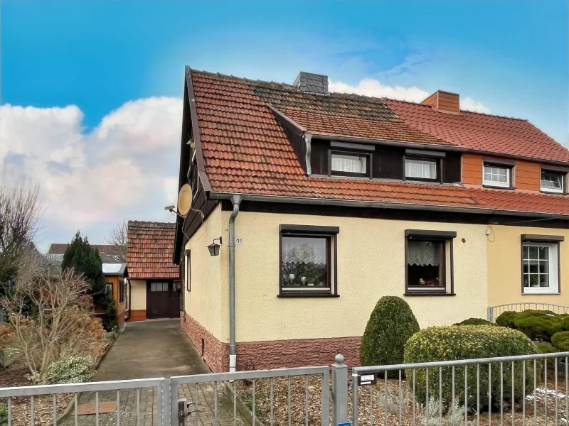 Haus Vorderansicht - Haus kaufen in Nordhausen - Machen Sie es sich gemütlich - Haus sucht eine kleine Familie, für den Nestbau !