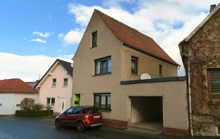 Ansicht vor dem Haus - Haus kaufen in Sondershausen - Einfamilienhaus mit Garten, Garage und Nebengelass