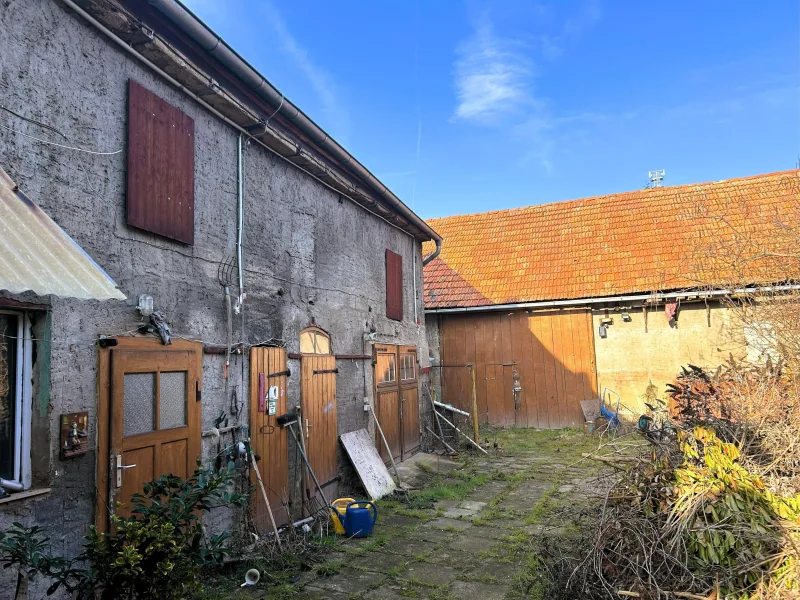 Hof mit Blick zur Scheune - Grundstück kaufen in Vogelsberg - Baugrundstück mit Scheune und Garten