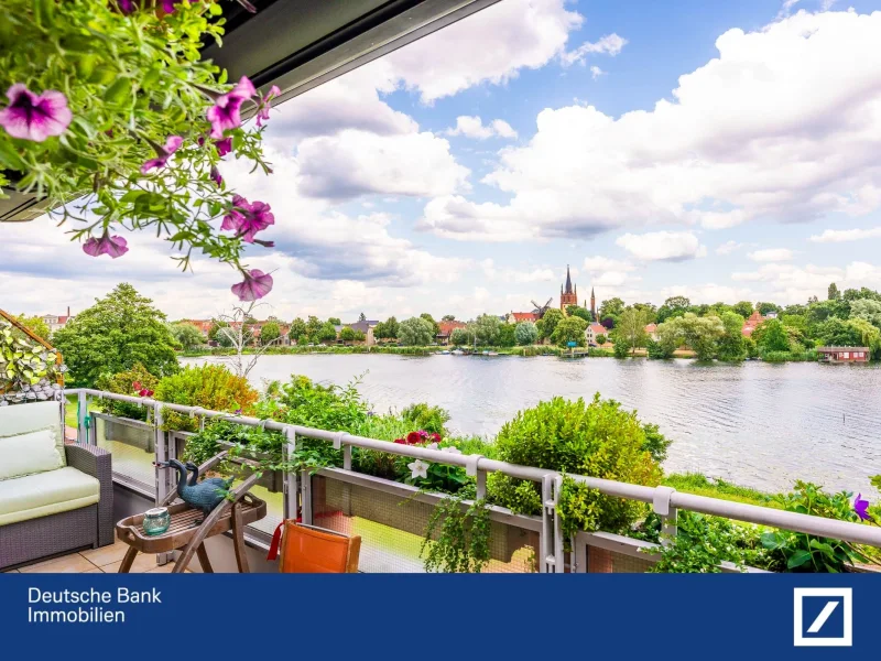 Blick auf die Insel Werder - Wohnung kaufen in Werder - Perfekte HARMONIE am WASSER mit Blick auf die Werder Insel, Bootssteg & Tiefgaragenstellplatz