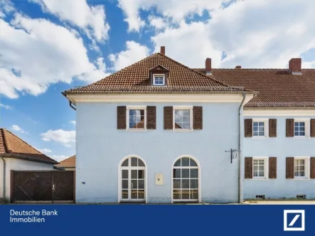 Hausansicht Front - Haus kaufen in Brandenburg - Kreativ-Oase mit Seeblick: Hier wird Wohnen zur Kunst und Arbeiten zum Vergnügen!