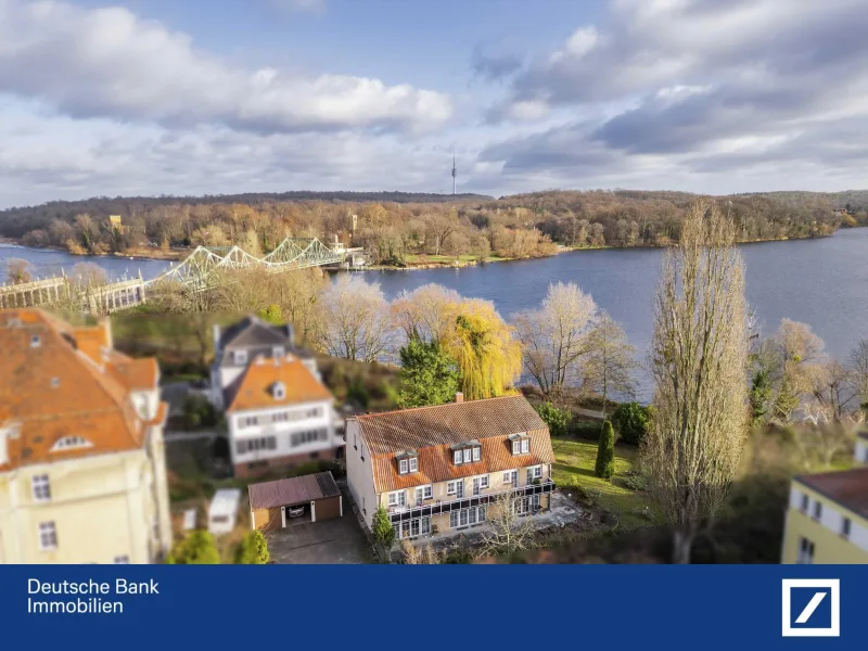 Luftbild - Haus kaufen in Potsdam - "Elegantes Reihenendhaus mit großem Garten & traumhaftem Blick auf die Glienicker Lake"