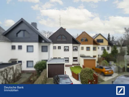 Hausansicht mit Garage - Haus kaufen in Berlin - Warum träumen, wenn Sie hier wohnen können? – Reihenmittelhaus mit Garten und Ausbaupotenzial