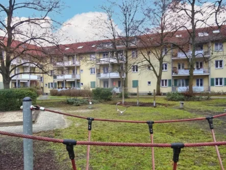 Hof mit Spielplatz - Wohnung kaufen in Berlin - klimatisierte Maisonette-Wohnung mit herrlicher Dachterrasse