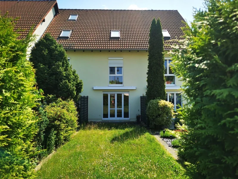 Rückseite Haus mit Garten