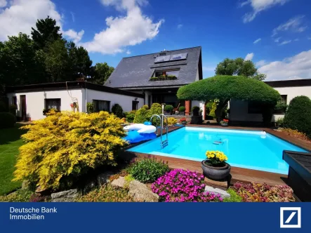 Titelbild - Haus kaufen in Leipzig - Freistehendes Einfamilienhaus mit wunderschönem Garten, Pool, Sauna und zusätzlicher Gewerbefläche