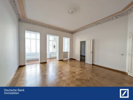 Header Wohnzimmer - Wohnung kaufen in Leipzig - Eleganz in jedem Detail: Exklusive Wohnung mit Marmor, Echtholzparkett und Stuck