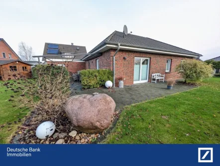 Hausansicht - Haus kaufen in Winsen - Moderner Bungalow mit Wärmepumpe, Garage und Carport 