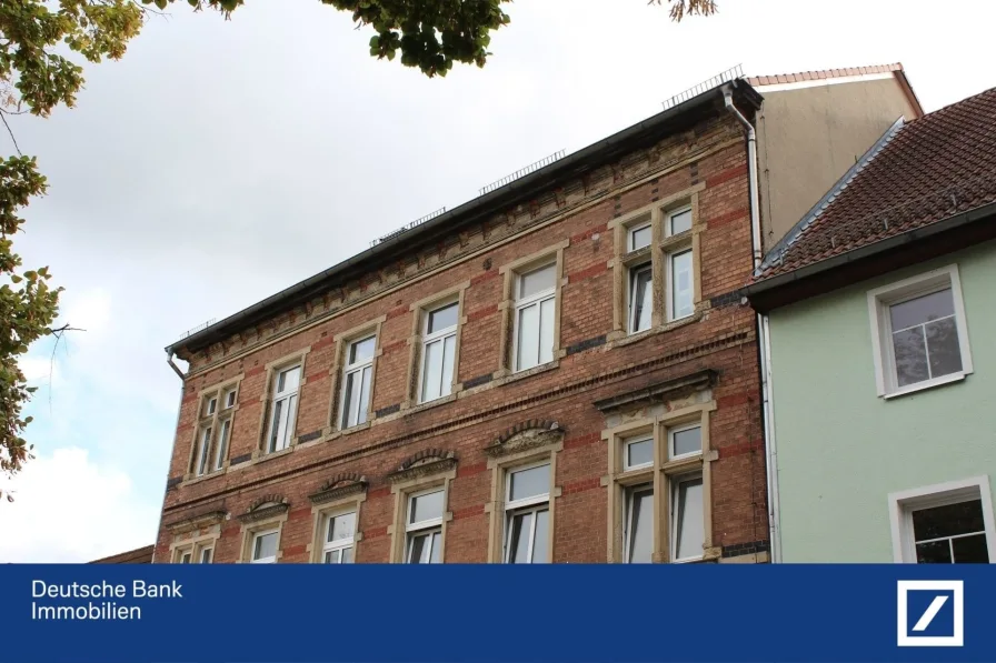 Hausansicht - Haus kaufen in Groitzsch - Mitten im Zentrum von Groitzsch - vermietetes Mehrfamilienhaus mit Gewerbeeinheit