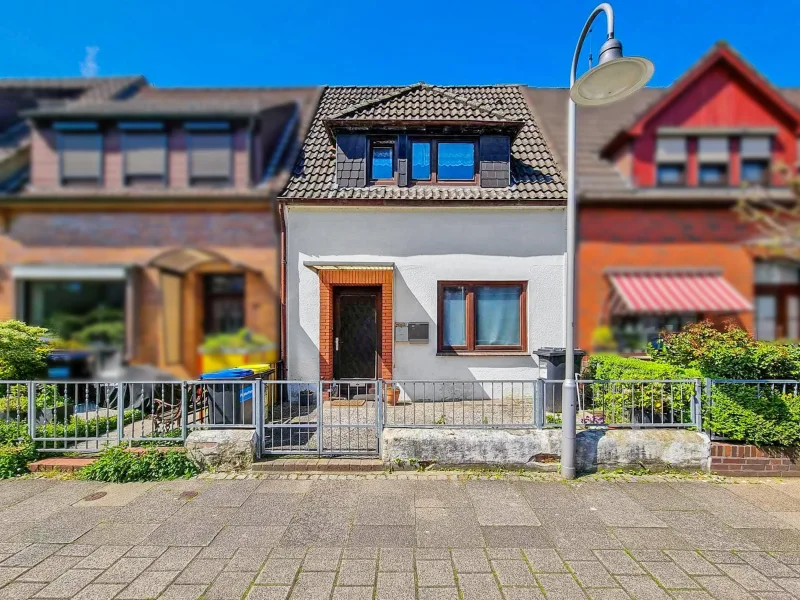Haus Frontansicht - Haus kaufen in Bremen - Reihenmittelhaus mit 6 Zimmer für die große Familie in Bremen Gröpelingen, nähe Waterfront!