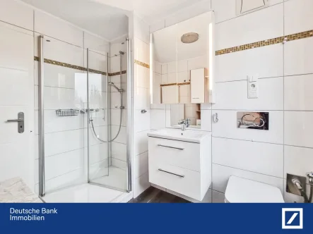 Badezimmer mit Dusche OG - Haus kaufen in Bremen - Modernisiertes Mehrfamilienhaus mit einer guten Rendite von 6,13% in Bremen Hemelingen!