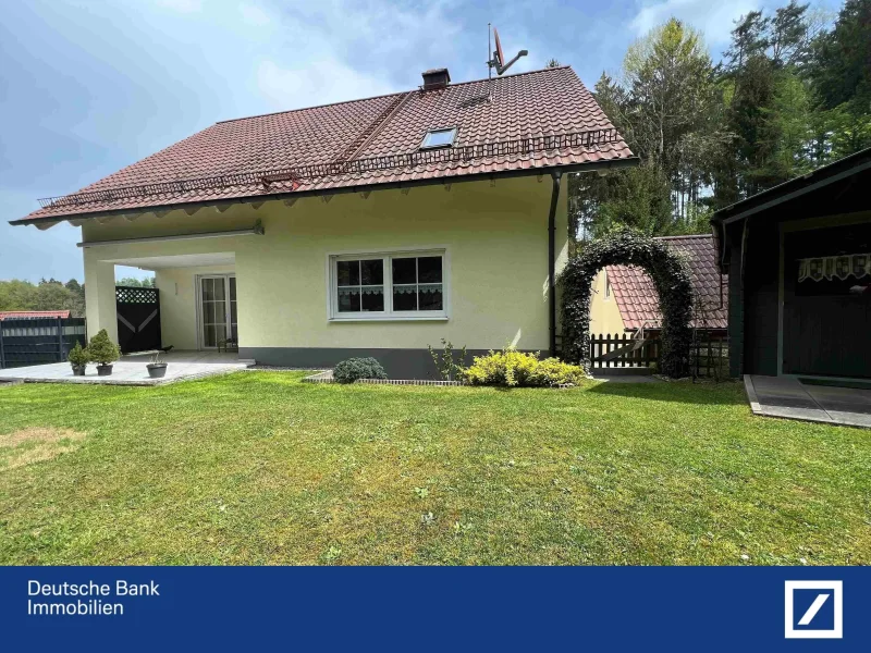 Hausansicht mit Garten - Haus kaufen in Wenzenbach - Naturliebhaber -  Stadtnah