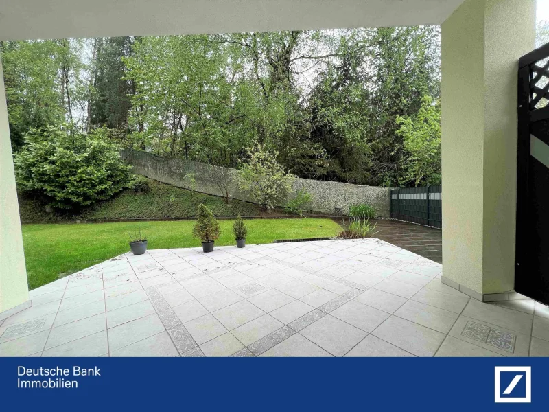 Blick von der Terrasse in den  - Haus kaufen in Wenzenbach - Lieben Sie die Natur ?  Stadtnah wohnen !