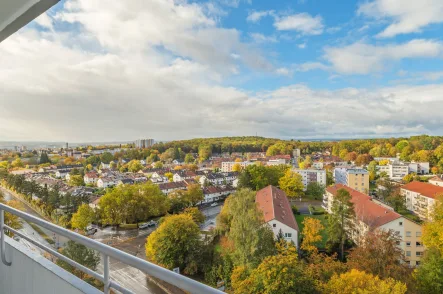 Aussicht Balkon - Wohnung kaufen in Sindelfingen - Helle und gepflegte 3-Zimmer Wohnung im Stelzenhochaus