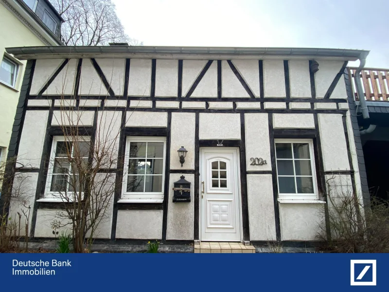 Frontseite - Haus kaufen in Solingen - Tiny House / Bergisches Fachwerk in Höhscheid