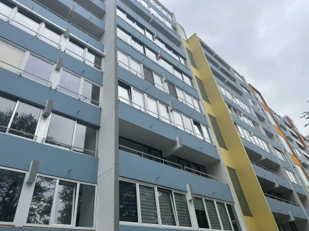 Hausansicht - Wohnung kaufen in Augsburg - Stadtleben pur!: geräumige 2-Zimmer-Wohnung mit großem Balkon