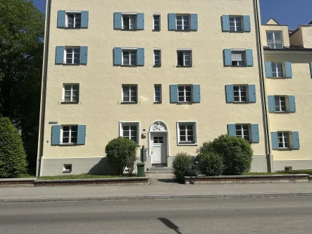 Hausansicht - Wohnung kaufen in Augsburg - Stilvolle Wohnung im Baudenkmal mit schönem Innenhof in Zentrumsnähe, mit Lift,  vermietet