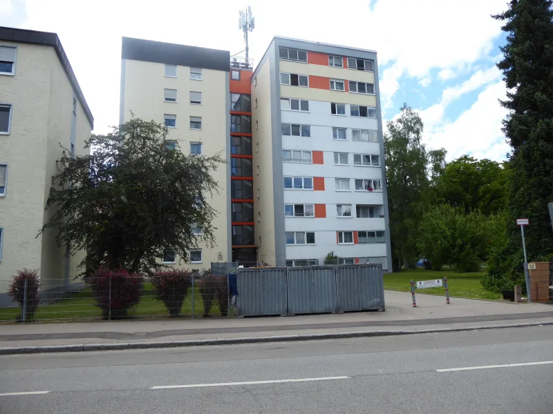 Vorderansicht - Wohnung kaufen in Augsburg - Helle 3-ZKB im 4.OG mit Loggia direkt am Wertachufer gelegen