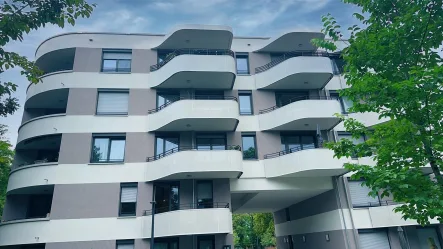 Blick auf das Haus - Wohnung kaufen in Augsburg - Toplage! Charmantes Appartement mit Blick ins Grüne im Antonsviertel! Lift, Balkon, stufenlos…