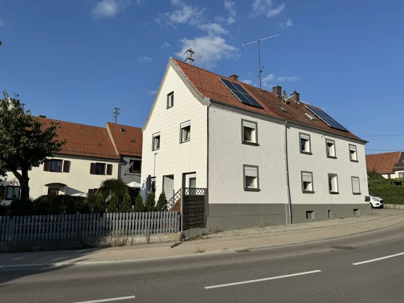 Hausansicht - Haus kaufen in Heretsried - Charmantes Einfamilienhaus mit 4 Wohneinheiten – Ideal für Investoren und Familien!