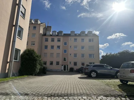 Blick auf das Haus - Wohnung kaufen in Neusäß - Geräumige 4 ZKB mit großem Balkon - sofort frei - nähe Uniklinikum