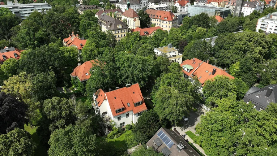 Luftbild - Haus kaufen in München - MFH Bj. 1910 mit 5 Whg. in einmaliger parkähnlicher Wohnumgebung 